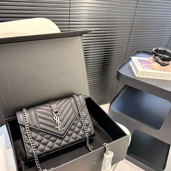 【2026】【YSL SAINT LAURENT 公式旗艦店】サンローラン 斜めがけバッグ 当日出荷 好評に付き再入荷!21*15CM 240722 【2026】【YSL SAINT LAURENT 公式旗艦店】サンローラン 斜めがけバッグ 当日出荷 好評に付き再入荷!21*15CM 240722