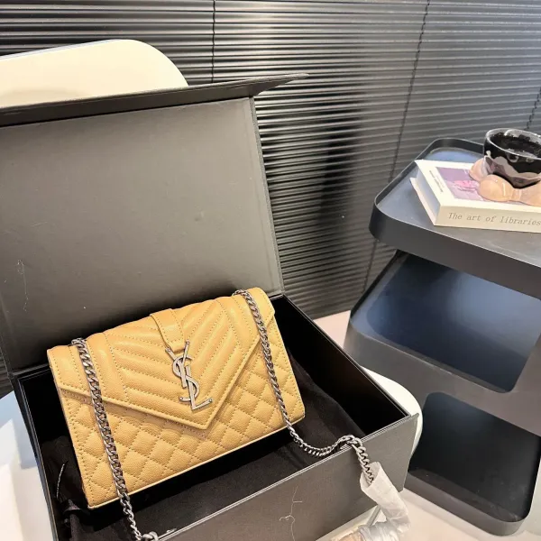 【2026】【YSL SAINT LAURENT 公式旗艦店】サンローラン 斜めがけバッグ 当日出荷 好評に付き再入荷!21*15CM 240722 【2026】【YSL SAINT LAURENT 公式旗艦店】サンローラン 斜めがけバッグ 当日出荷 好評に付き再入荷!21*15CM 240722