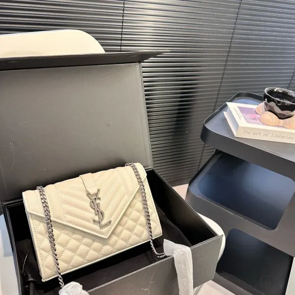 【2026】【YSL SAINT LAURENT 公式旗艦店】サンローラン 斜めがけバッグ 当日出荷 好評に付き再入荷!21*15CM 240722 【2026】【YSL SAINT LAURENT 公式旗艦店】サンローラン 斜めがけバッグ 当日出荷 好評に付き再入荷!21*15CM 240722