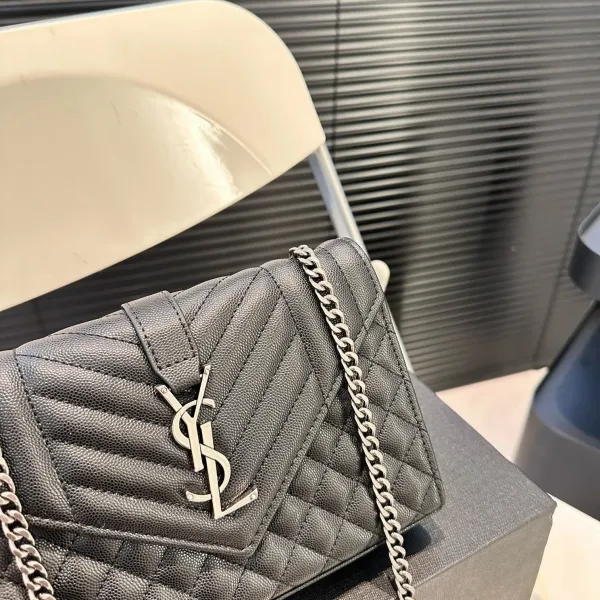 【2026】【YSL SAINT LAURENT 公式旗艦店】サンローラン 斜めがけバッグ 当日出荷 好評に付き再入荷!21*15CM 240722 【2026】【YSL SAINT LAURENT 公式旗艦店】サンローラン 斜めがけバッグ 当日出荷 好評に付き再入荷!21*15CM 240722