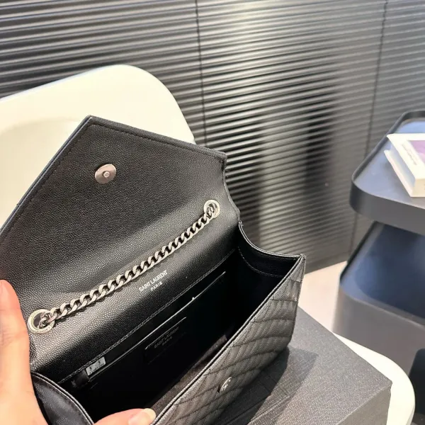 【2026】【YSL SAINT LAURENT 公式旗艦店】サンローラン 斜めがけバッグ 当日出荷 好評に付き再入荷!21*15CM 240722 【2026】【YSL SAINT LAURENT 公式旗艦店】サンローラン 斜めがけバッグ 当日出荷 好評に付き再入荷!21*15CM 240722