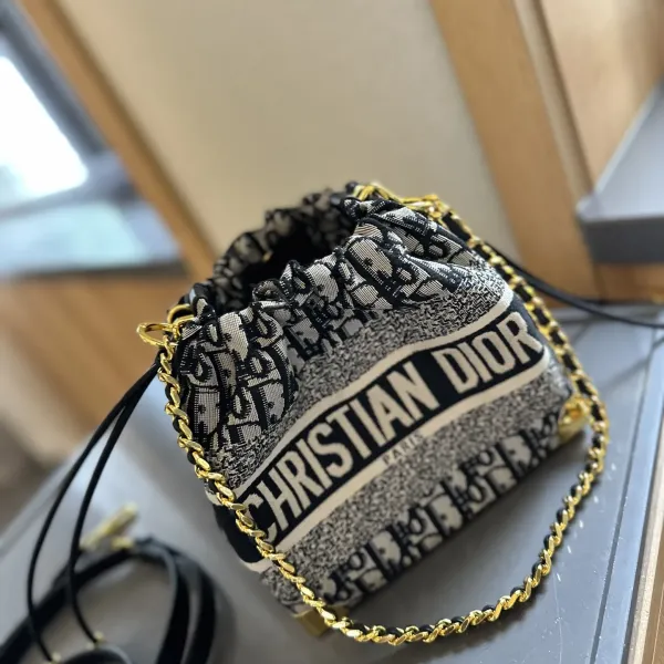 【2026】【YSL SAINT LAURENT 公式旗艦店】サンローラン 斜めがけバッグ 当日出荷 好評に付き再入荷!25*5*13CM 240722 【2026】【YSL SAINT LAURENT 公式旗艦店】サンローラン 斜めがけバッグ 当日出荷 好評に付き再入荷!25*5*13CM 240722