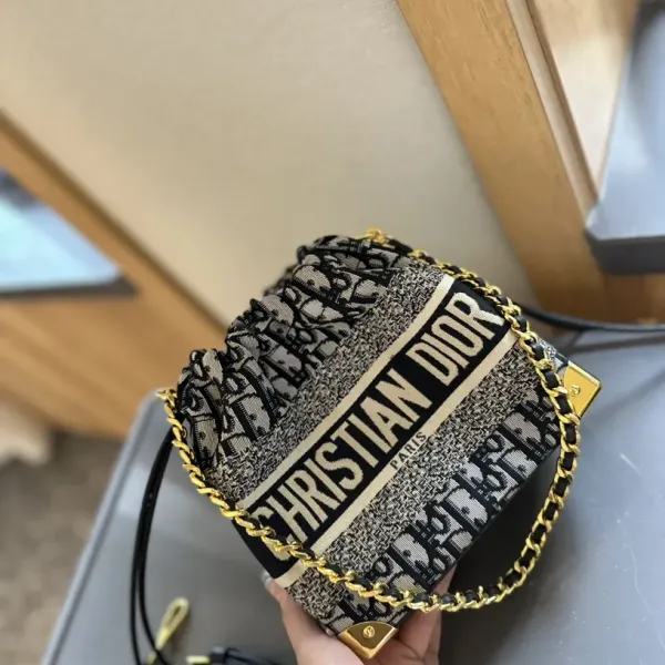 【2026】【YSL SAINT LAURENT 公式旗艦店】サンローラン 斜めがけバッグ 当日出荷 好評に付き再入荷!25*5*13CM 240722 【2026】【YSL SAINT LAURENT 公式旗艦店】サンローラン 斜めがけバッグ 当日出荷 好評に付き再入荷!25*5*13CM 240722