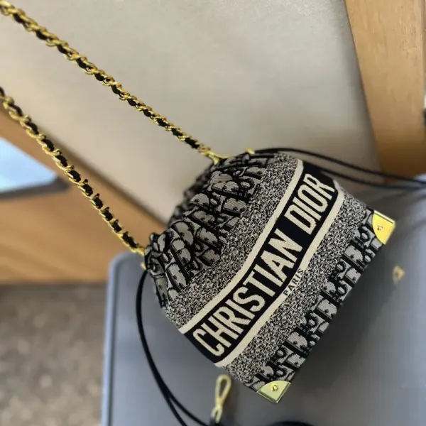 【2026】【YSL SAINT LAURENT 公式旗艦店】サンローラン 斜めがけバッグ 当日出荷 好評に付き再入荷!25*5*13CM 240722 【2026】【YSL SAINT LAURENT 公式旗艦店】サンローラン 斜めがけバッグ 当日出荷 好評に付き再入荷!25*5*13CM 240722