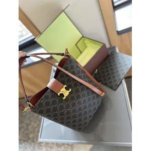 【2026】【CELINE 公式旗艦店】セリーヌ 斜めがけバッグ 当日出荷 好評に付き再入荷!18*22CM 1240723 【2026】【CELINE 公式旗艦店】セリーヌ 斜めがけバッグ 当日出荷 好評に付き再入荷!18*22CM 1240723