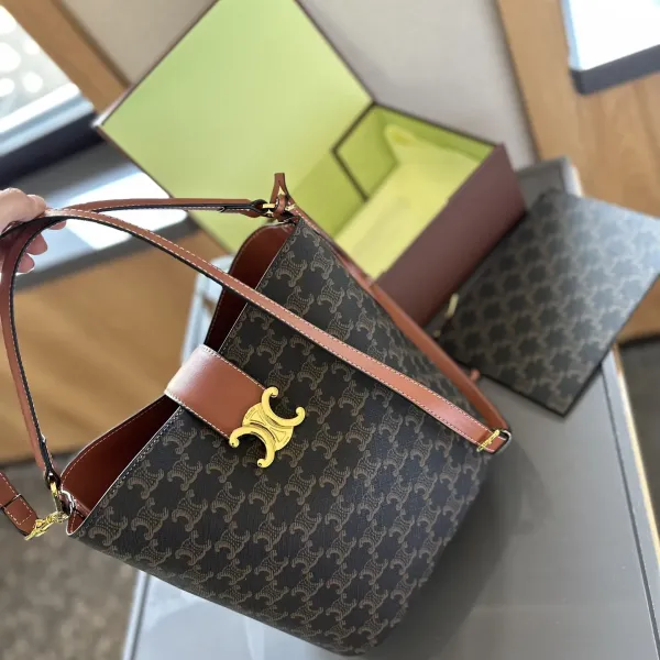 【2026】【CELINE 公式旗艦店】セリーヌ 斜めがけバッグ 当日出荷 好評に付き再入荷！18*22CM  1240723