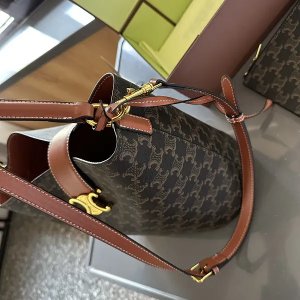【2026】【CELINE 公式旗艦店】セリーヌ 斜めがけバッグ 当日出荷 好評に付き再入荷！18*22CM  1240723