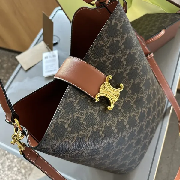 【2026】【CELINE 公式旗艦店】セリーヌ 斜めがけバッグ 当日出荷 好評に付き再入荷！18*22CM  1240723