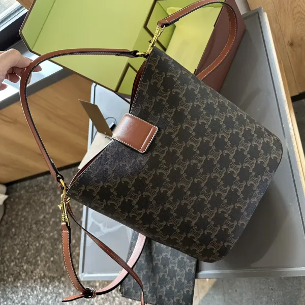 【2026】【CELINE 公式旗艦店】セリーヌ 斜めがけバッグ 当日出荷 好評に付き再入荷！18*22CM  1240723