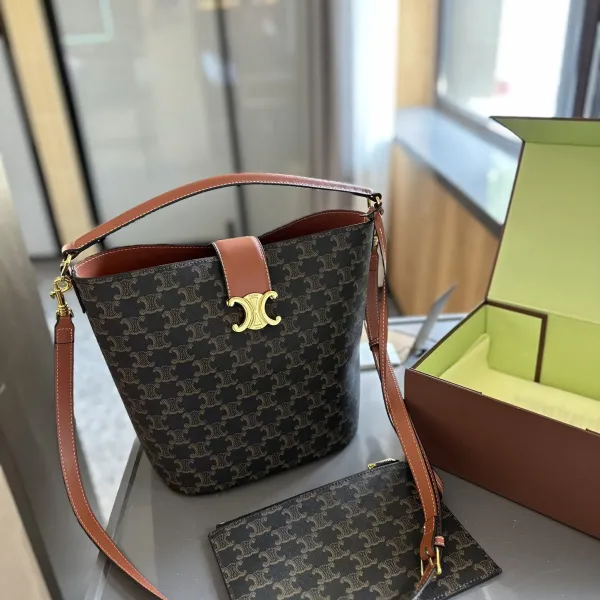【2026】【CELINE 公式旗艦店】セリーヌ 斜めがけバッグ 当日出荷 好評に付き再入荷！18*22CM  1240723