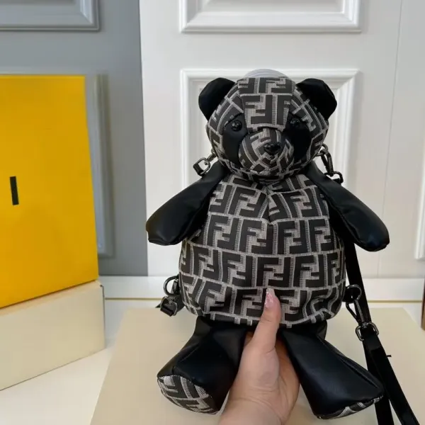 【2026】【FENDI 公式旗艦店】フェンディ リュックサック 当日出荷 好評に付き再入荷!17*30CM 240720 【2026】【FENDI 公式旗艦店】フェンディ リュックサック 当日出荷 好評に付き再入荷!17*30CM 240720