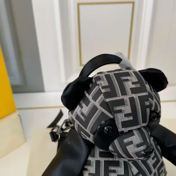 【2026】【FENDI 公式旗艦店】フェンディ リュックサック 当日出荷 好評に付き再入荷!17*30CM 240720 【2026】【FENDI 公式旗艦店】フェンディ リュックサック 当日出荷 好評に付き再入荷!17*30CM 240720