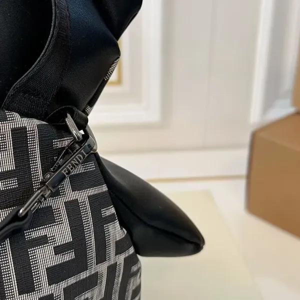【2026】【FENDI 公式旗艦店】フェンディ リュックサック 当日出荷 好評に付き再入荷!17*30CM 240720 【2026】【FENDI 公式旗艦店】フェンディ リュックサック 当日出荷 好評に付き再入荷!17*30CM 240720
