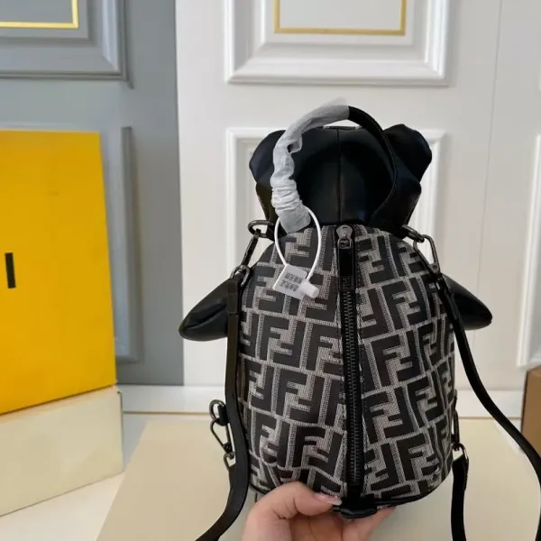 【2026】【FENDI 公式旗艦店】フェンディ リュックサック 当日出荷 好評に付き再入荷!17*30CM 240720 【2026】【FENDI 公式旗艦店】フェンディ リュックサック 当日出荷 好評に付き再入荷!17*30CM 240720