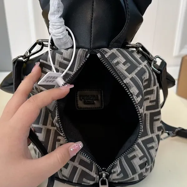 【2026】【FENDI 公式旗艦店】フェンディ リュックサック 当日出荷 好評に付き再入荷!17*30CM 240720 【2026】【FENDI 公式旗艦店】フェンディ リュックサック 当日出荷 好評に付き再入荷!17*30CM 240720