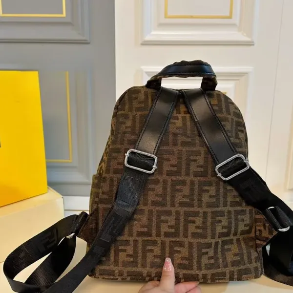 【2026】【FENDI  公式旗艦店】フェンディ  リュックサック  当日出荷 好評に付き再入荷！28*31CM  240720