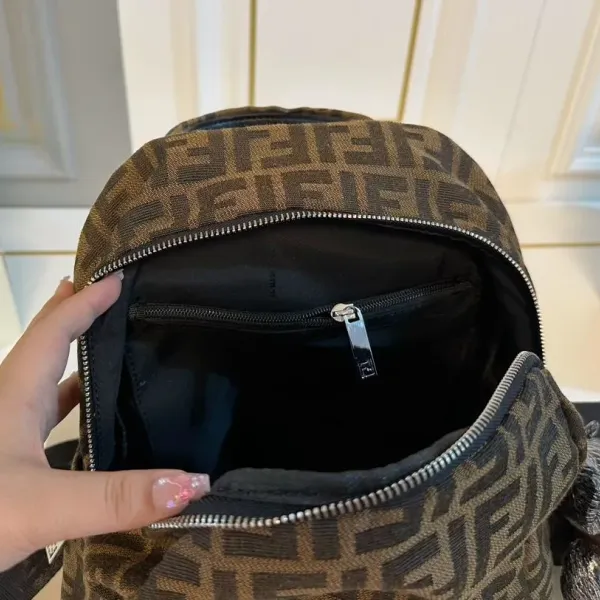 【2026】【FENDI  公式旗艦店】フェンディ  リュックサック  当日出荷 好評に付き再入荷！28*31CM  240720