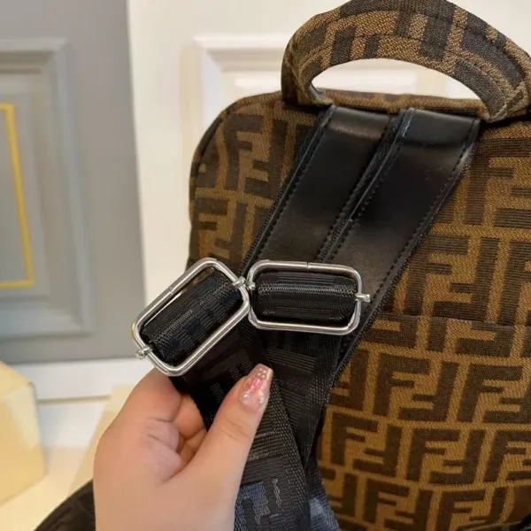 【2026】【FENDI  公式旗艦店】フェンディ  リュックサック  当日出荷 好評に付き再入荷！28*31CM  240720