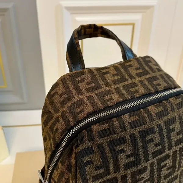 【2026】【FENDI  公式旗艦店】フェンディ  リュックサック  当日出荷 好評に付き再入荷！28*31CM  240720