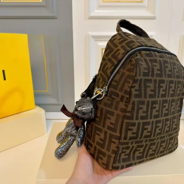 【2026】【FENDI  公式旗艦店】フェンディ  リュックサック  当日出荷 好評に付き再入荷！28*31CM  240720