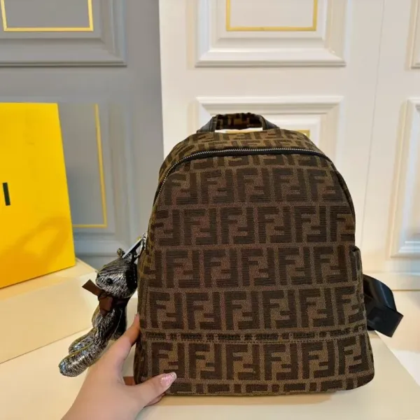 【2026】【FENDI  公式旗艦店】フェンディ  リュックサック  当日出荷 好評に付き再入荷！28*31CM  240720