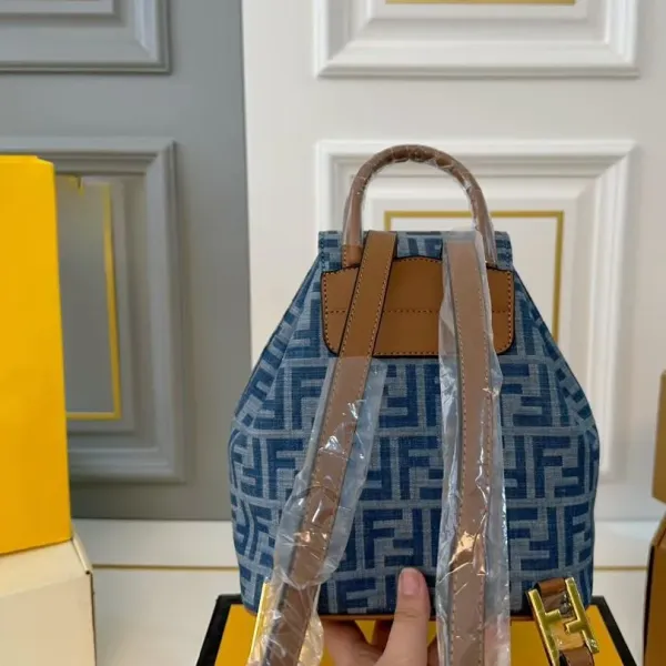 【2026】【FENDI  公式旗艦店】フェンディ  リュックサック  当日出荷 好評に付き再入荷！21*24CM  240720