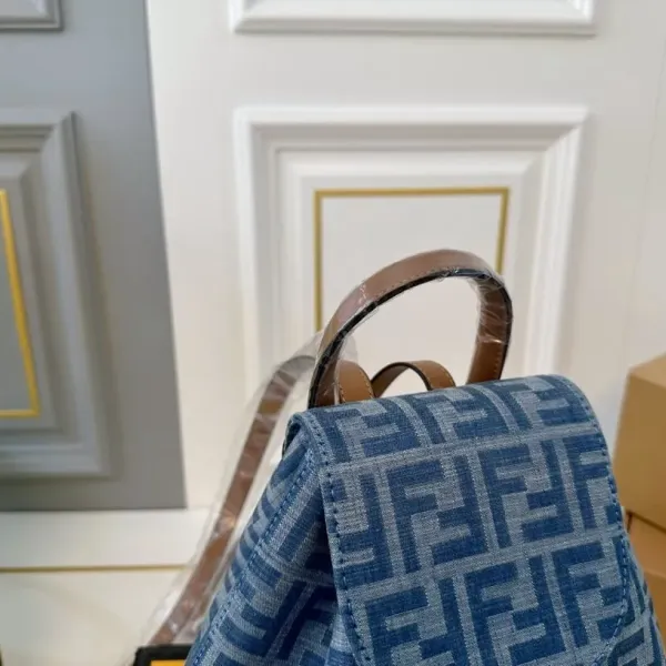 【2026】【FENDI  公式旗艦店】フェンディ  リュックサック  当日出荷 好評に付き再入荷！21*24CM  240720
