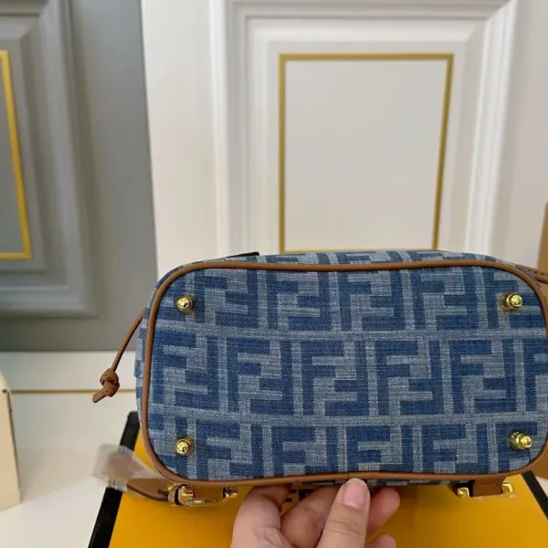 【2026】【FENDI  公式旗艦店】フェンディ  リュックサック  当日出荷 好評に付き再入荷！21*24CM  240720