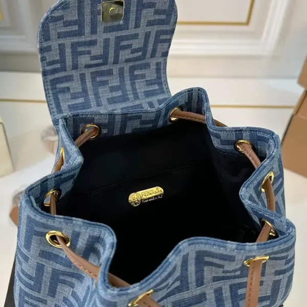 【2026】【FENDI  公式旗艦店】フェンディ  リュックサック  当日出荷 好評に付き再入荷！21*24CM  240720
