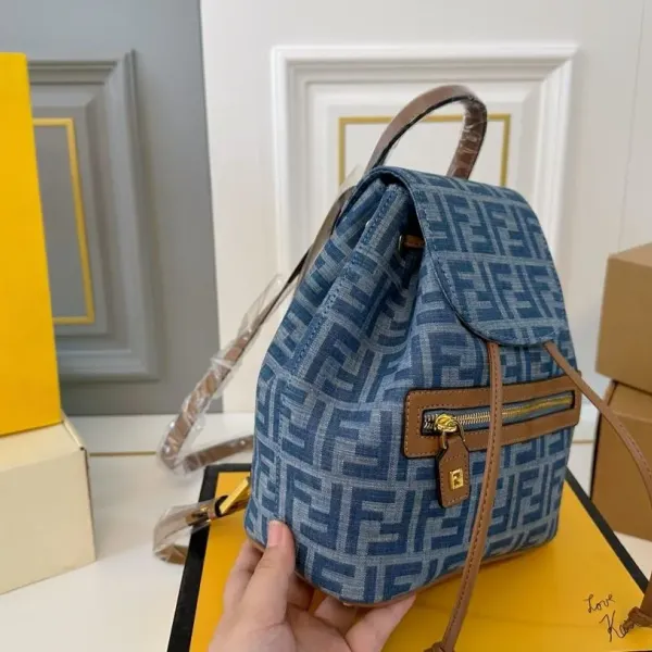 【2026】【FENDI  公式旗艦店】フェンディ  リュックサック  当日出荷 好評に付き再入荷！21*24CM  240720