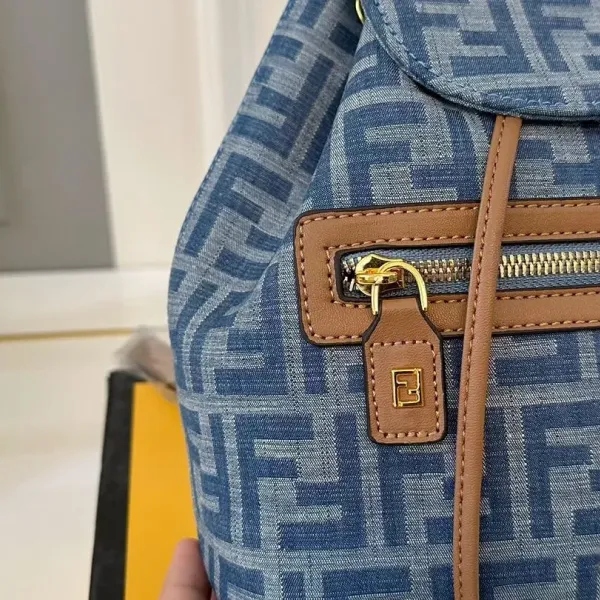 【2026】【FENDI  公式旗艦店】フェンディ  リュックサック  当日出荷 好評に付き再入荷！21*24CM  240720