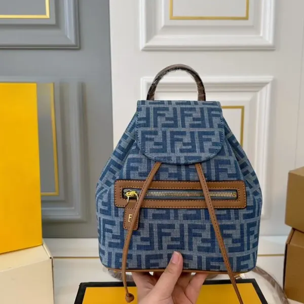 【2026】【FENDI  公式旗艦店】フェンディ  リュックサック  当日出荷 好評に付き再入荷！21*24CM  240720