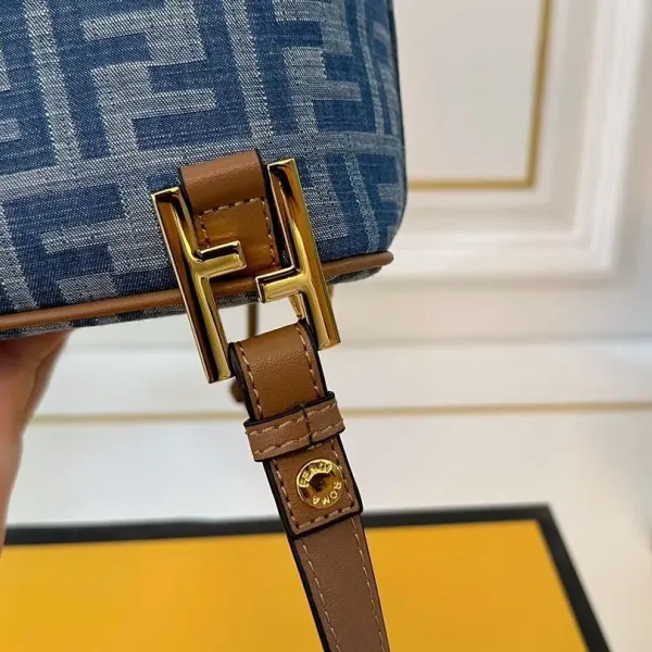 【2026】【FENDI  公式旗艦店】フェンディ  リュックサック  当日出荷 好評に付き再入荷！21*24CM  240720