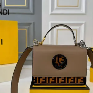 【2026】【FENDI 公式旗艦店】フェンディ 斜めがけバッグ 当日出荷 好評に付き再入荷!25*18CM 240720 【2026】【FENDI 公式旗艦店】フェンディ 斜めがけバッグ 当日出荷 好評に付き再入荷!25*18CM 240720