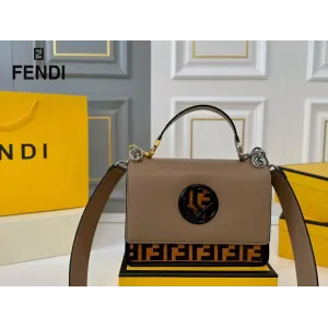 【2026】【FENDI  公式旗艦店】フェンディ 斜めがけバッグ  当日出荷 好評に付き再入荷！25*18CM  240720