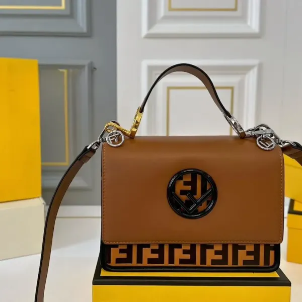 【2026】【FENDI 公式旗艦店】フェンディ 斜めがけバッグ 当日出荷 好評に付き再入荷!25*18CM 240720 【2026】【FENDI 公式旗艦店】フェンディ 斜めがけバッグ 当日出荷 好評に付き再入荷!25*18CM 240720