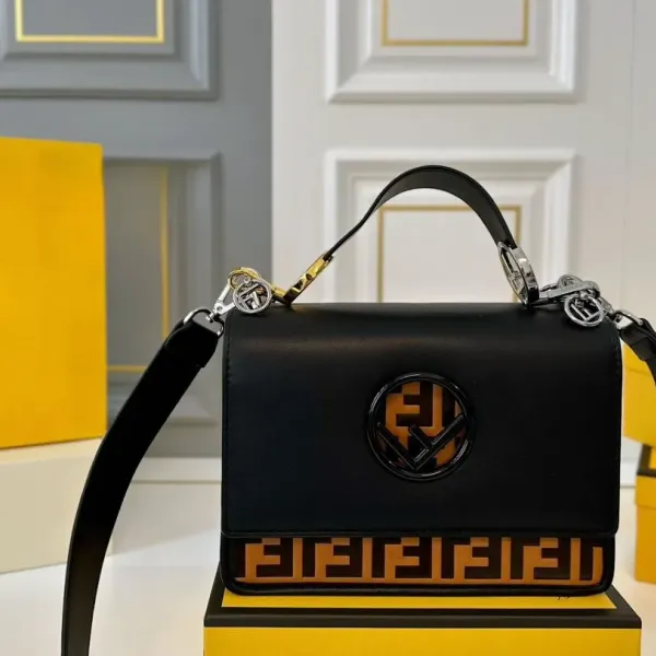 【2026】【FENDI 公式旗艦店】フェンディ 斜めがけバッグ 当日出荷 好評に付き再入荷!25*18CM 240720 【2026】【FENDI 公式旗艦店】フェンディ 斜めがけバッグ 当日出荷 好評に付き再入荷!25*18CM 240720