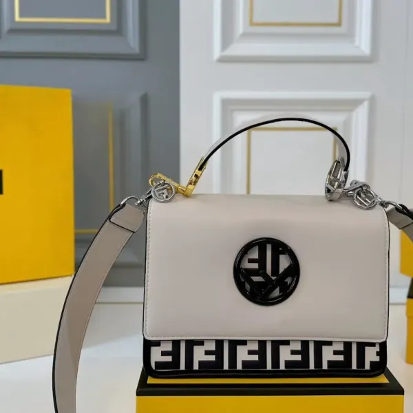 【2026】【FENDI 公式旗艦店】フェンディ 斜めがけバッグ 当日出荷 好評に付き再入荷!25*18CM 240720 【2026】【FENDI 公式旗艦店】フェンディ 斜めがけバッグ 当日出荷 好評に付き再入荷!25*18CM 240720