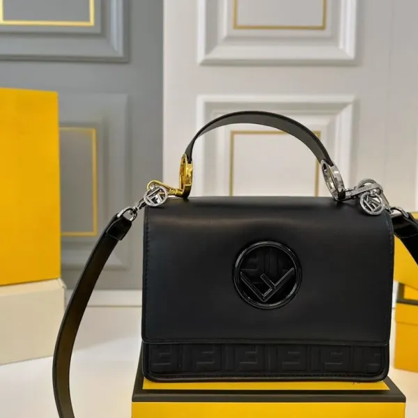 【2026】【FENDI 公式旗艦店】フェンディ 斜めがけバッグ 当日出荷 好評に付き再入荷!25*18CM 240720 【2026】【FENDI 公式旗艦店】フェンディ 斜めがけバッグ 当日出荷 好評に付き再入荷!25*18CM 240720