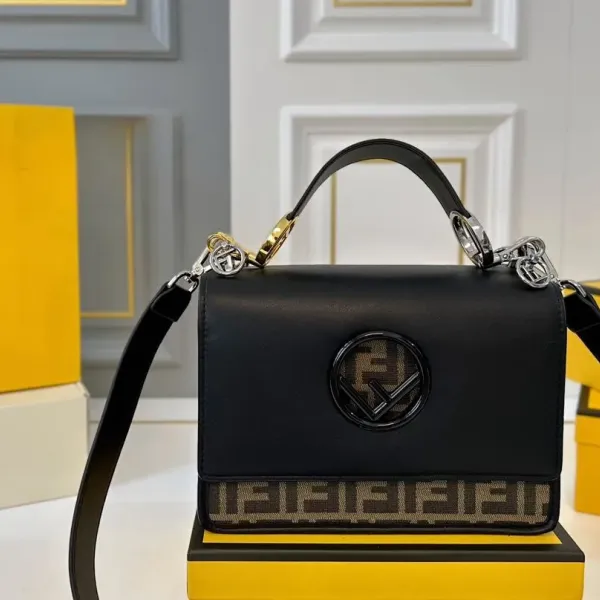 【2026】【FENDI 公式旗艦店】フェンディ 斜めがけバッグ 当日出荷 好評に付き再入荷!25*18CM 240720 【2026】【FENDI 公式旗艦店】フェンディ 斜めがけバッグ 当日出荷 好評に付き再入荷!25*18CM 240720