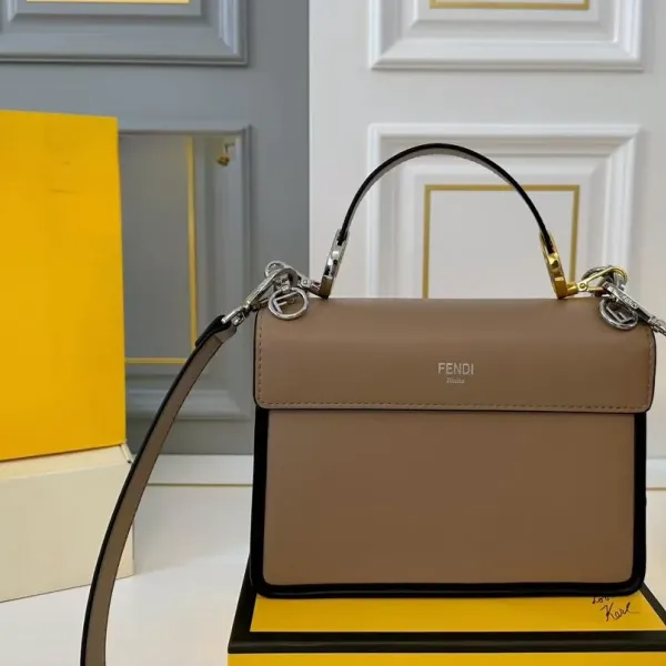【2026】【FENDI 公式旗艦店】フェンディ 斜めがけバッグ 当日出荷 好評に付き再入荷!25*18CM 240720 【2026】【FENDI 公式旗艦店】フェンディ 斜めがけバッグ 当日出荷 好評に付き再入荷!25*18CM 240720