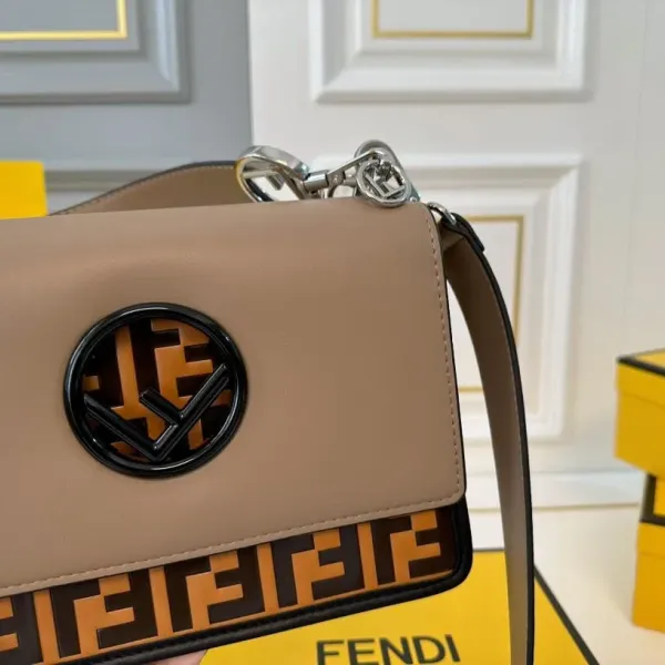 【2026】【FENDI 公式旗艦店】フェンディ 斜めがけバッグ 当日出荷 好評に付き再入荷!25*18CM 240720 【2026】【FENDI 公式旗艦店】フェンディ 斜めがけバッグ 当日出荷 好評に付き再入荷!25*18CM 240720
