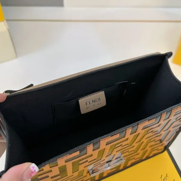 【2026】【FENDI 公式旗艦店】フェンディ 斜めがけバッグ 当日出荷 好評に付き再入荷!25*18CM 240720 【2026】【FENDI 公式旗艦店】フェンディ 斜めがけバッグ 当日出荷 好評に付き再入荷!25*18CM 240720
