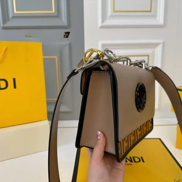 【2026】【FENDI 公式旗艦店】フェンディ 斜めがけバッグ 当日出荷 好評に付き再入荷!25*18CM 240720 【2026】【FENDI 公式旗艦店】フェンディ 斜めがけバッグ 当日出荷 好評に付き再入荷!25*18CM 240720