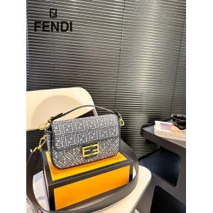 【2026】【FENDI  公式旗艦店】フェンディ 斜めがけバッグ  当日出荷 好評に付き再入荷！25*15CM  240720