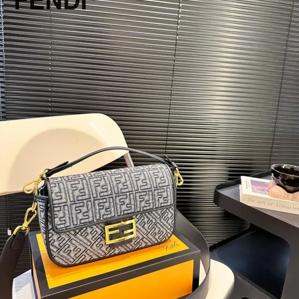 【2026】【FENDI 公式旗艦店】フェンディ 斜めがけバッグ 当日出荷 好評に付き再入荷!25*15CM 240720 【2026】【FENDI 公式旗艦店】フェンディ 斜めがけバッグ 当日出荷 好評に付き再入荷!25*15CM 240720