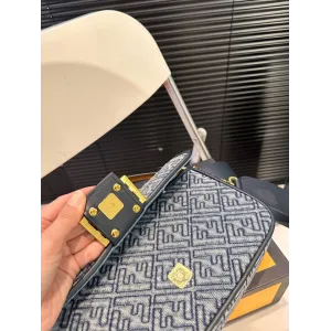 【2026】【FENDI 公式旗艦店】フェンディ 斜めがけバッグ 当日出荷 好評に付き再入荷!25*15CM 240720 【2026】【FENDI 公式旗艦店】フェンディ 斜めがけバッグ 当日出荷 好評に付き再入荷!25*15CM 240720