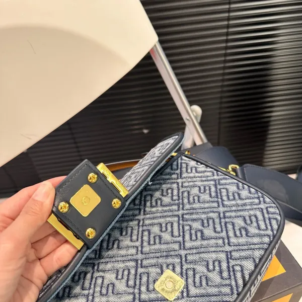 【2026】【FENDI 公式旗艦店】フェンディ 斜めがけバッグ 当日出荷 好評に付き再入荷!25*15CM 240720 【2026】【FENDI 公式旗艦店】フェンディ 斜めがけバッグ 当日出荷 好評に付き再入荷!25*15CM 240720