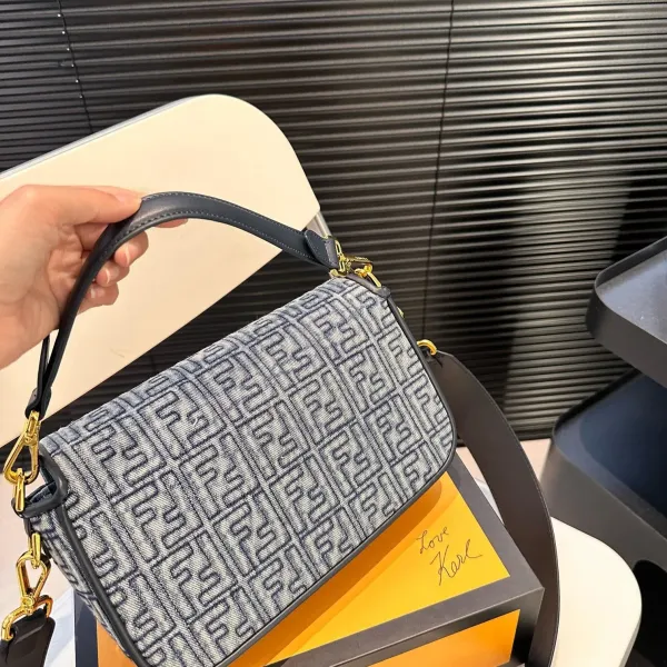 【2026】【FENDI 公式旗艦店】フェンディ 斜めがけバッグ 当日出荷 好評に付き再入荷!25*15CM 240720 【2026】【FENDI 公式旗艦店】フェンディ 斜めがけバッグ 当日出荷 好評に付き再入荷!25*15CM 240720