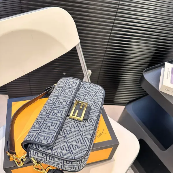 【2026】【FENDI 公式旗艦店】フェンディ 斜めがけバッグ 当日出荷 好評に付き再入荷!25*15CM 240720 【2026】【FENDI 公式旗艦店】フェンディ 斜めがけバッグ 当日出荷 好評に付き再入荷!25*15CM 240720